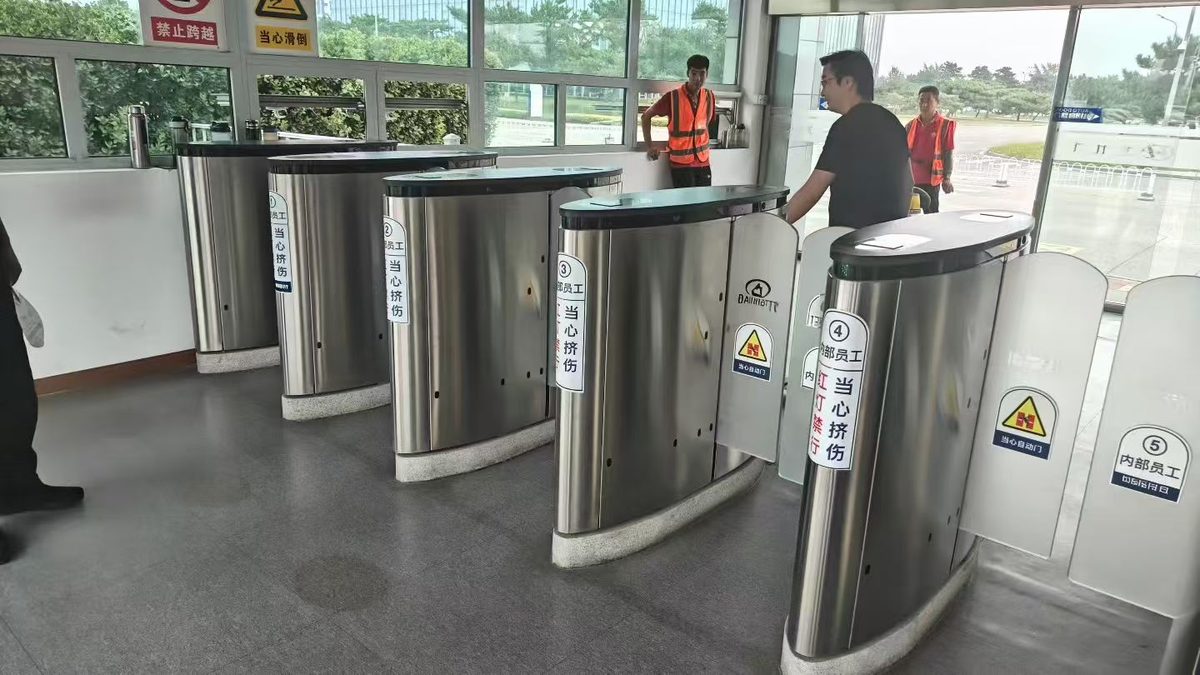 某知名汽车制造企业工厂员工通道闸机设备