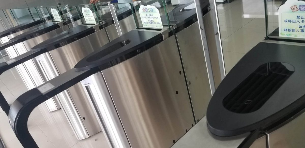 工程师在天津工厂逐通道巡检闸机并记录设备状态